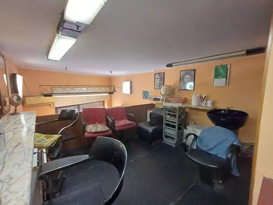 Immagine 14 di Locale commerciale in vendita  in VIA BATTISTESSA 30 a Caserta