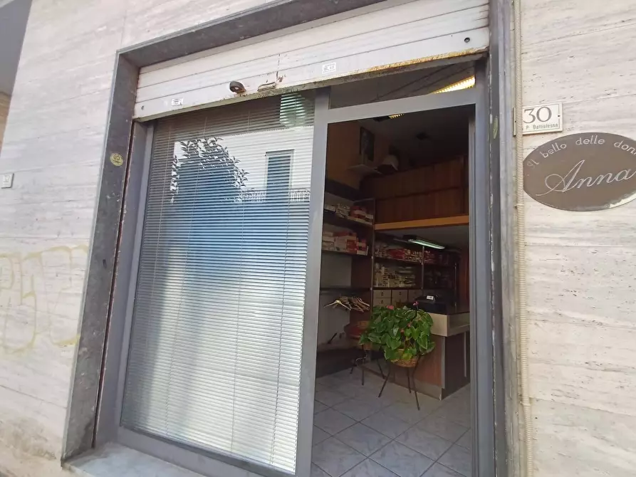 Immagine 15 di Locale commerciale in vendita  in VIA BATTISTESSA 30 a Caserta
