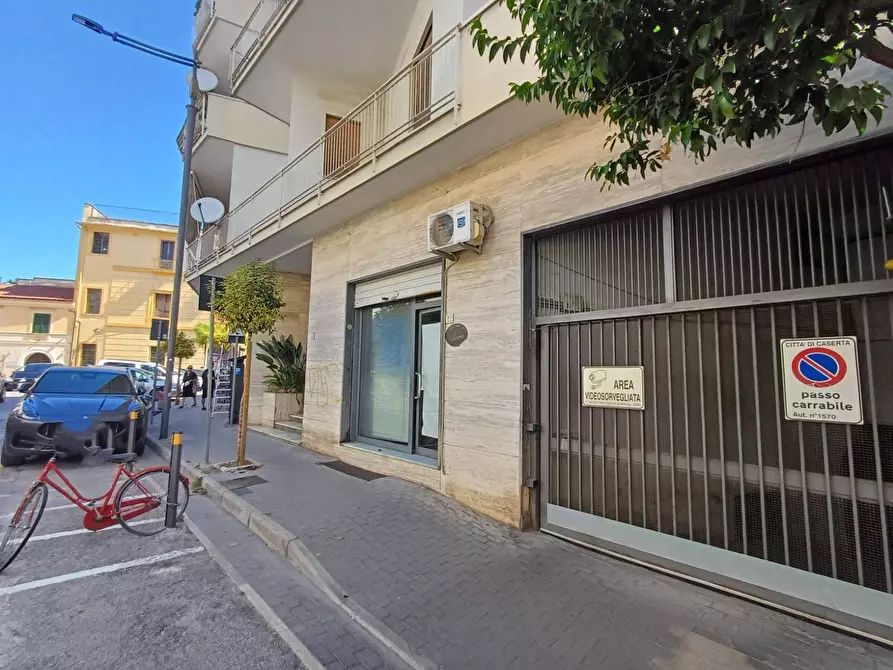 Immagine 17 di Locale commerciale in vendita  in VIA BATTISTESSA 30 a Caserta