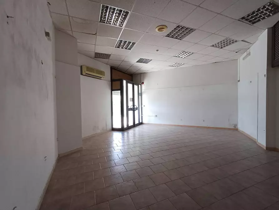 Immagine 15 di Locale commerciale in affitto  in via caduti sul lavoro 15 a Casagiove