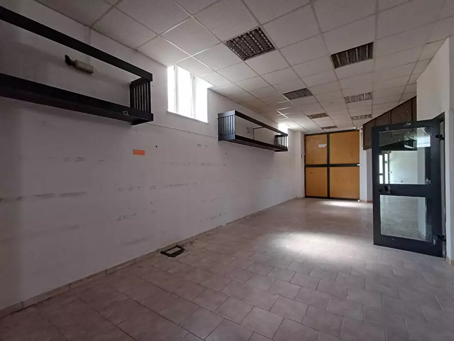 Immagine 18 di Locale commerciale in affitto  in via caduti sul lavoro 15 a Casagiove