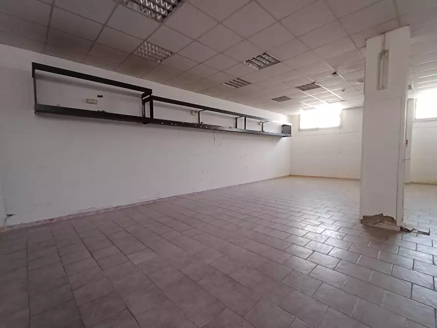 Immagine 25 di Locale commerciale in affitto  in via caduti sul lavoro 15 a Casagiove