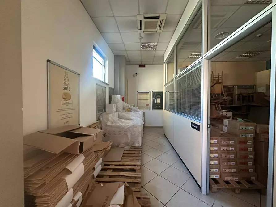 Immagine 8 di Locale commerciale in affitto  in VIA NAZIONALE APPIA 162 a Casagiove