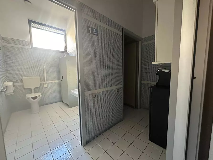 Immagine 12 di Locale commerciale in affitto  in VIA NAZIONALE APPIA 162 a Casagiove