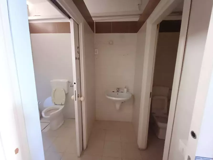 Immagine 16 di Locale commerciale in affitto  in VIA LORENZETTI 19 a Casagiove