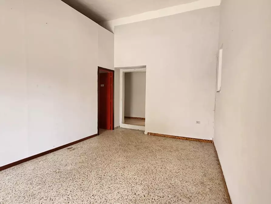 Immagine 3 di Locale commerciale in affitto  a Capua