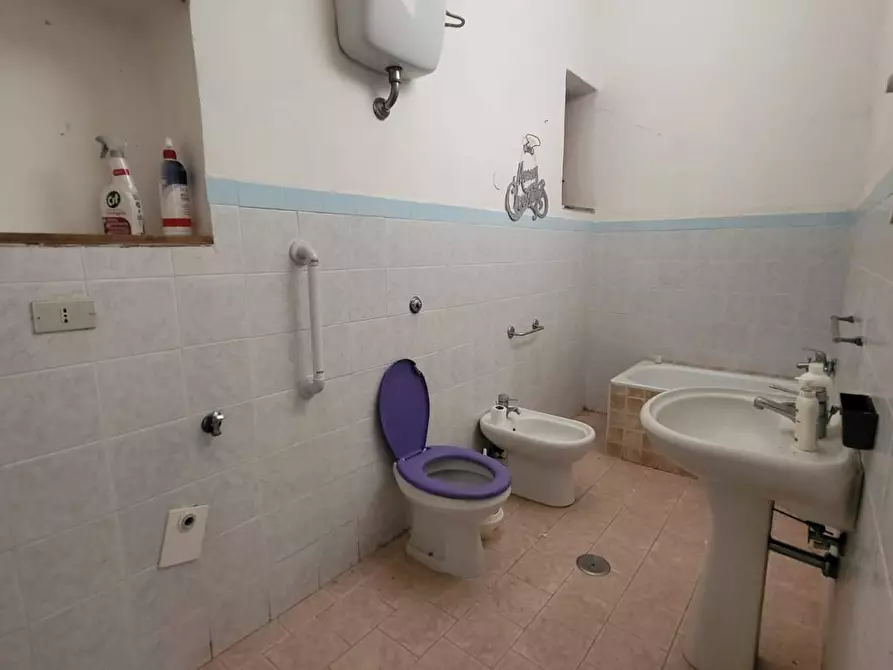 Immagine 12 di Locale commerciale in affitto  a Capua