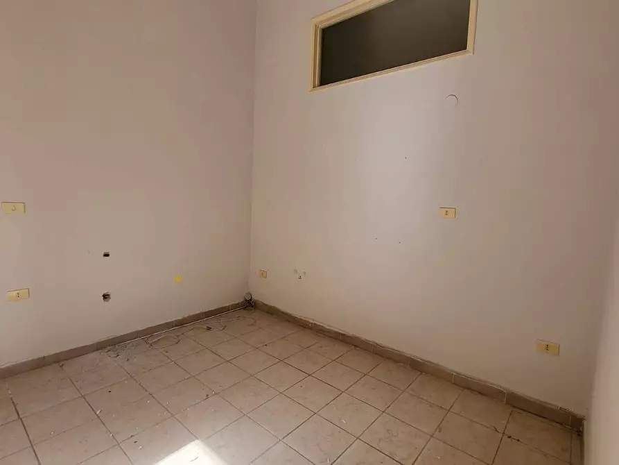 Immagine 8 di Locale commerciale in affitto  a Capua