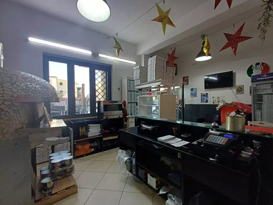 Immagine 15 di Attività commerciale in vendita  in VIALE DELLA LIBERTA' 121 a Capodrise