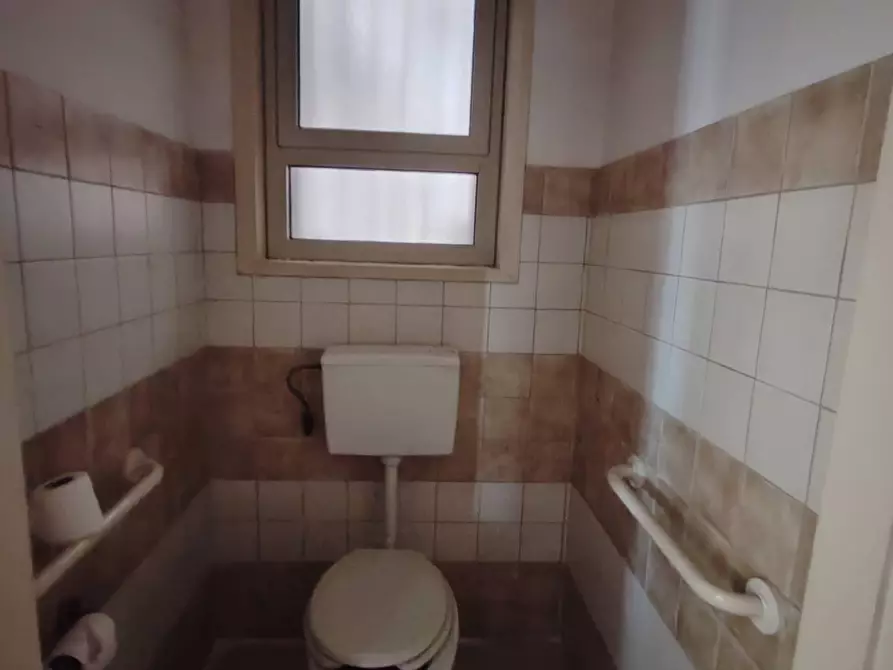 Immagine 10 di Attività commerciale in vendita  a Floridia