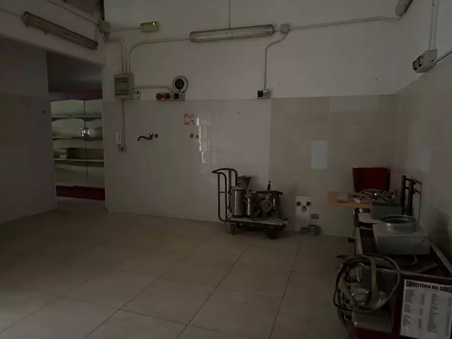 Immagine 14 di Attività commerciale in vendita  a Floridia