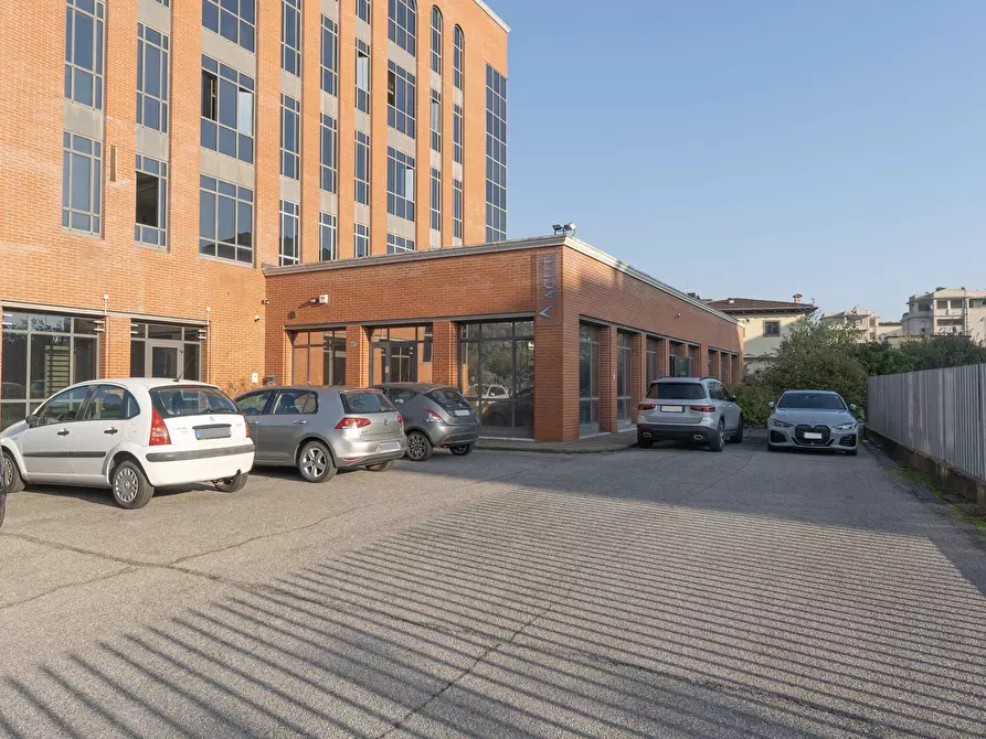 Immagine 10 di Locale commerciale in vendita  in Viale Della Bornata 40 a Brescia