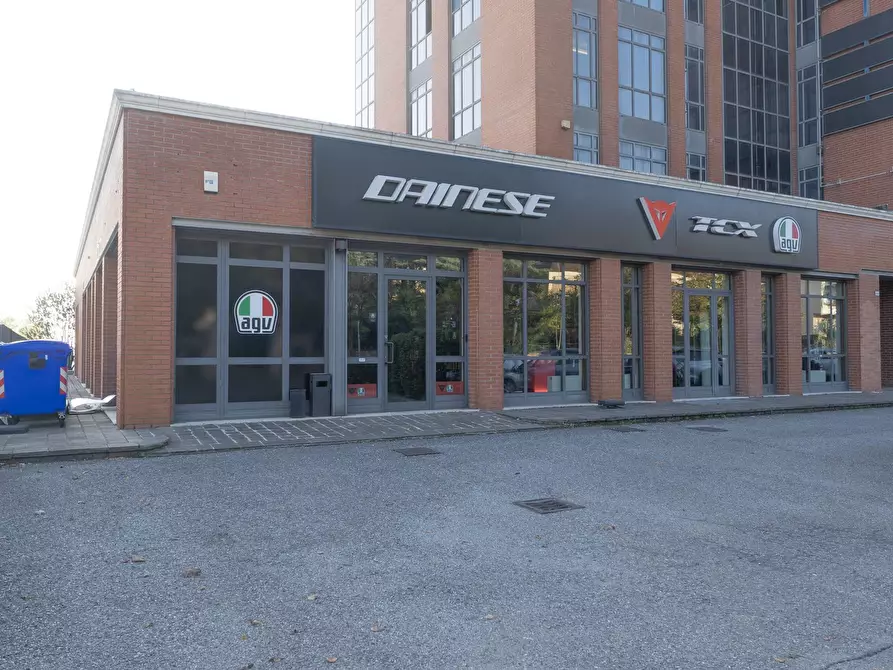 Immagine 12 di Locale commerciale in vendita  in Viale Della Bornata 40 a Brescia