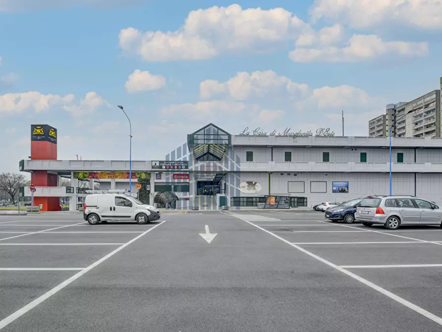 Immagine 4 di Negozio in affitto  in Giorgione 77 a Brescia