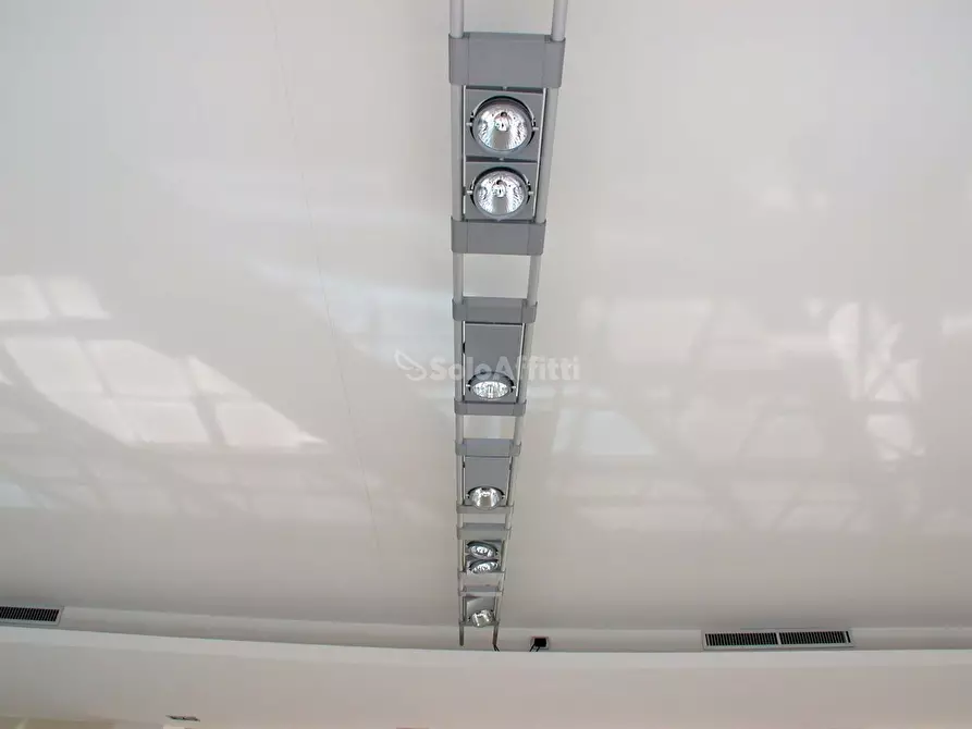 Immagine 3 di Ufficio in affitto  a Pesaro