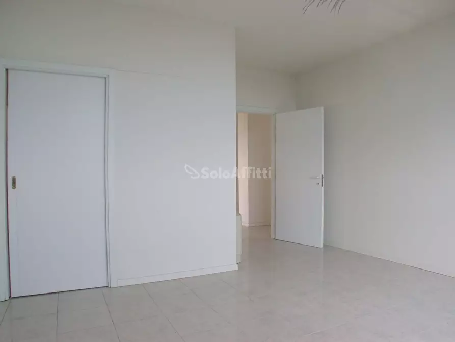 Immagine 16 di Ufficio in affitto  a Pesaro