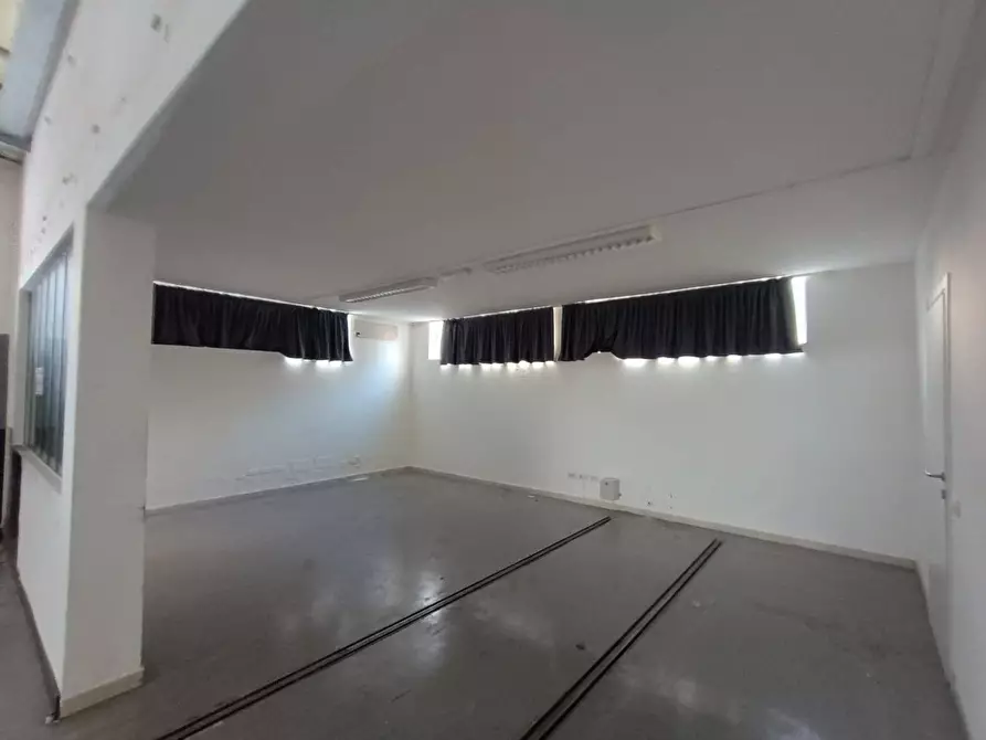 Immagine 8 di Capannone industriale in affitto  a Pesaro