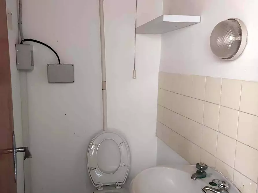 Immagine 3 di Locale commerciale in vendita  in GALLERIA FONDITORI 48 a Pesaro