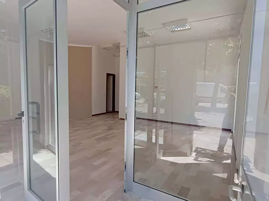 Immagine 4 di Locale commerciale in vendita  in VIA T AMIANI 33 a Fano