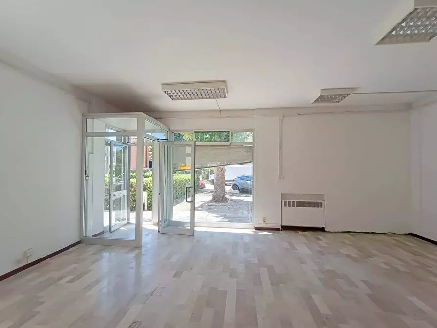 Immagine 1 di Locale commerciale in vendita  in VIA T AMIANI 33 a Fano