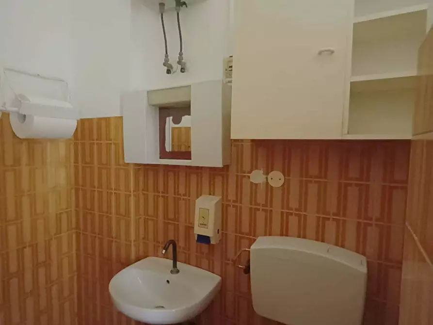 Immagine 8 di Locale commerciale in vendita  in VIA T AMIANI 33 a Fano