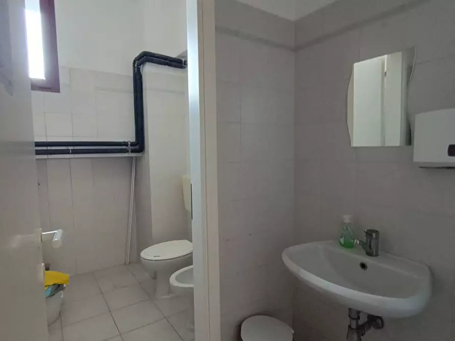 Immagine 4 di Ufficio in vendita  in Galleria Dei Fonditori 48 a Pesaro