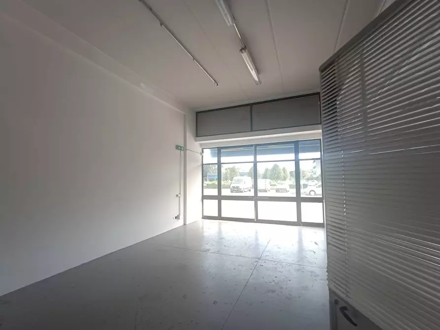 Immagine 2 di Locale commerciale in vendita  in VIA DELLE BETULLE a Pesaro