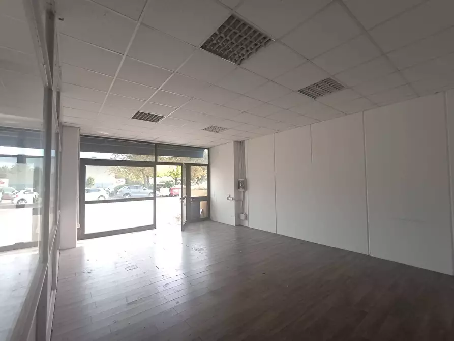 Immagine 3 di Locale commerciale in vendita  in VIA DELLE BETULLE a Pesaro