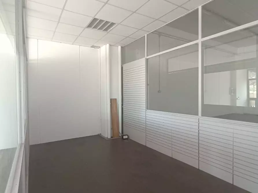 Immagine 4 di Locale commerciale in vendita  in VIA DELLE BETULLE a Pesaro