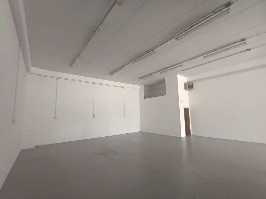 Immagine 6 di Locale commerciale in vendita  in VIA DELLE BETULLE a Pesaro