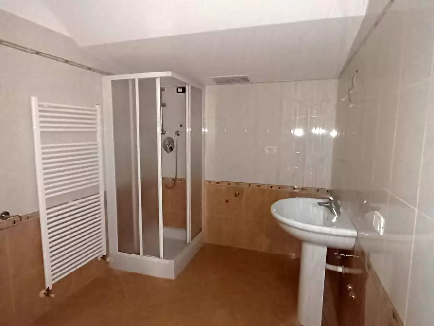 Immagine 10 di Appartamento in vendita  in via bixio a Pesaro