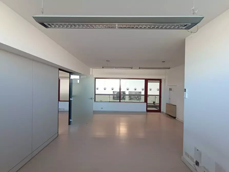 Immagine 1 di Ufficio in vendita  in Galleria Dei Fonditori 58 a Pesaro