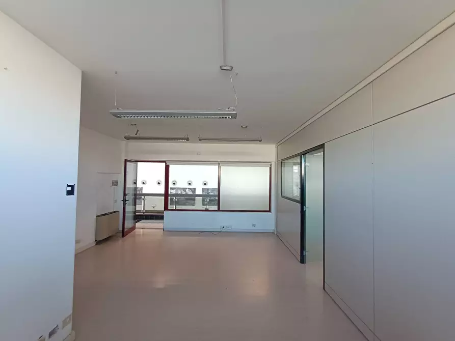 Immagine 2 di Ufficio in vendita  in Galleria Dei Fonditori 58 a Pesaro
