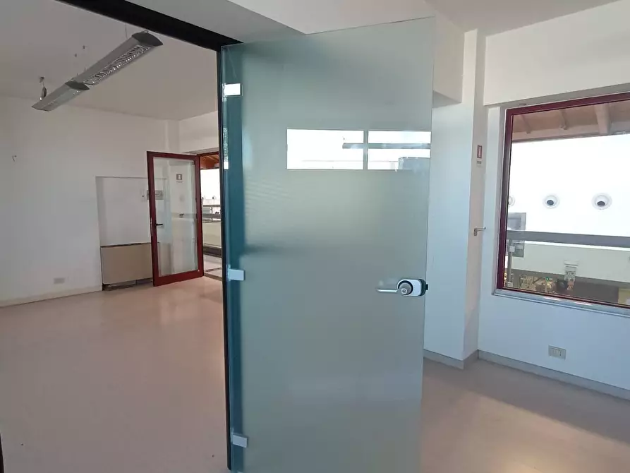 Immagine 3 di Ufficio in vendita  in Galleria Dei Fonditori 58 a Pesaro