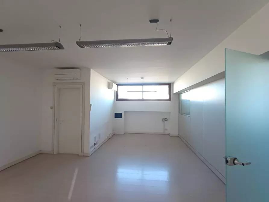 Immagine 4 di Ufficio in vendita  in Galleria Dei Fonditori 58 a Pesaro