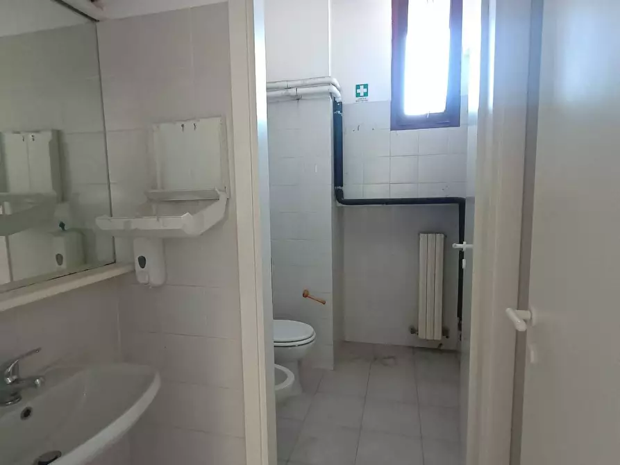 Immagine 9 di Ufficio in vendita  in Galleria Dei Fonditori 58 a Pesaro