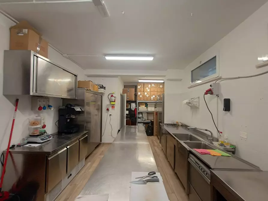 Immagine 2 di Locale commerciale in vendita  a Fano