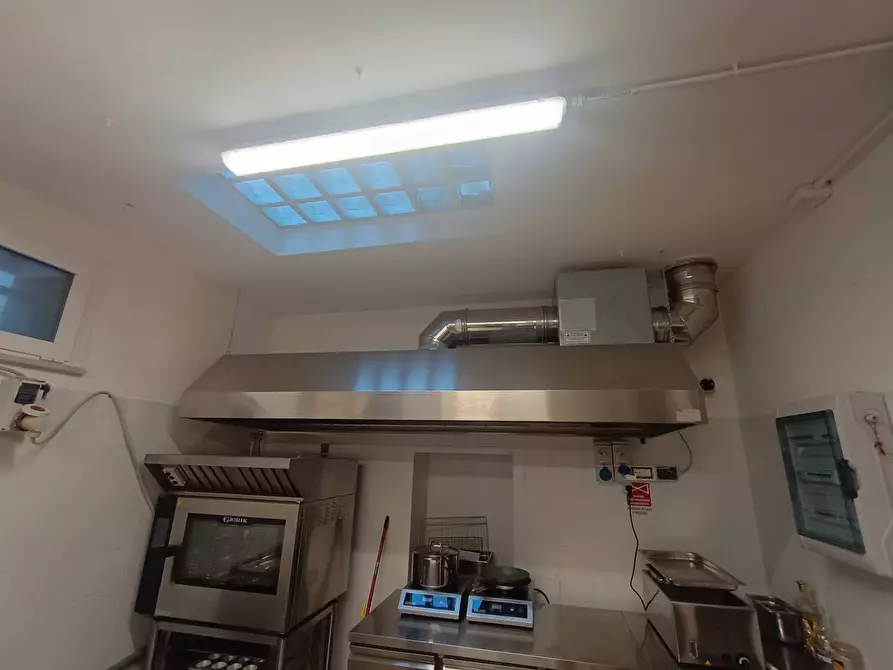 Immagine 3 di Locale commerciale in vendita  a Fano