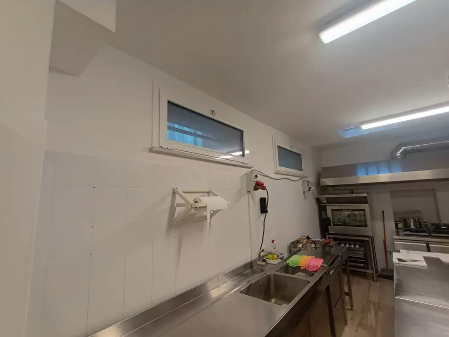 Immagine 4 di Locale commerciale in vendita  a Fano