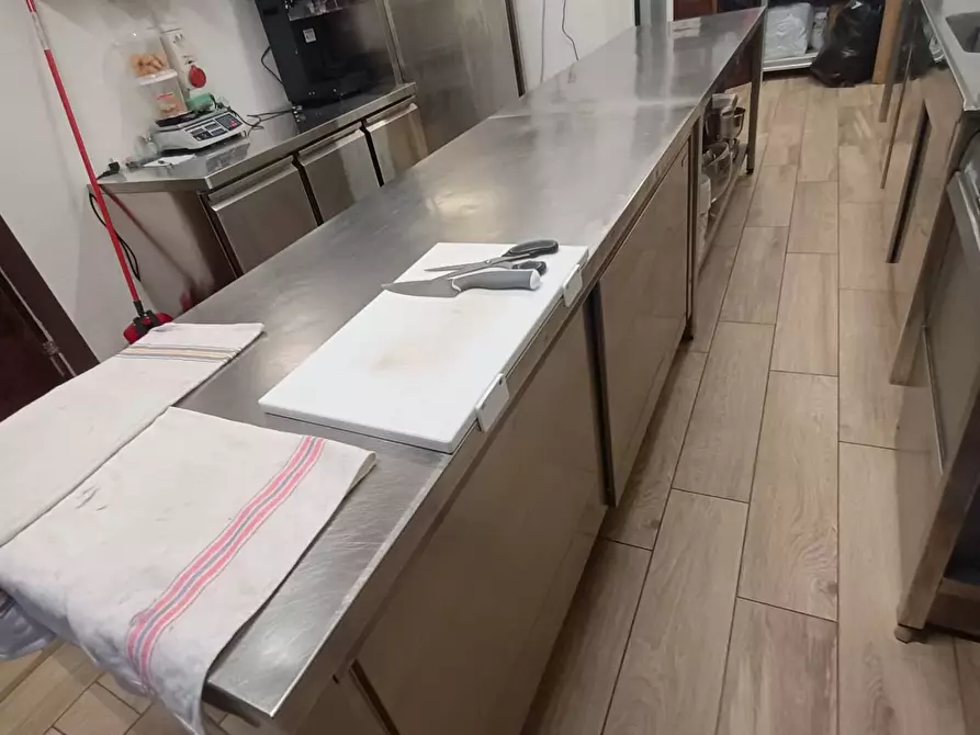 Immagine 13 di Locale commerciale in vendita  a Fano