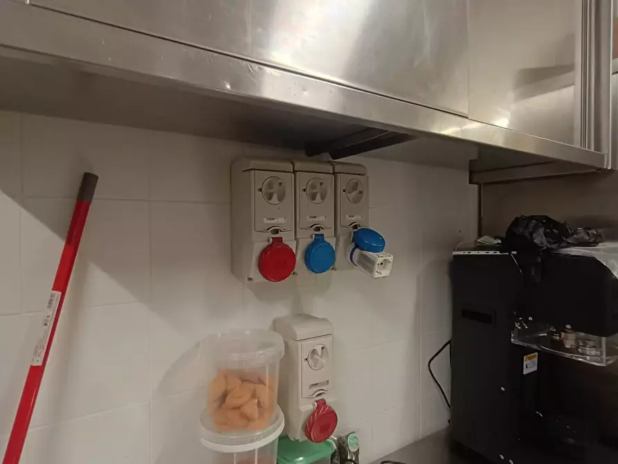 Immagine 14 di Locale commerciale in vendita  a Fano