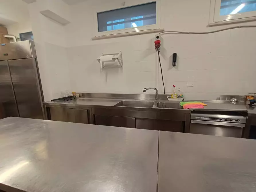 Immagine 5 di Locale commerciale in vendita  a Fano