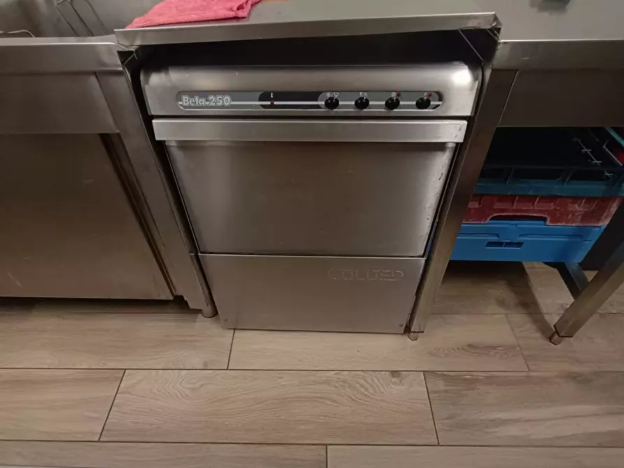 Immagine 6 di Locale commerciale in vendita  a Fano