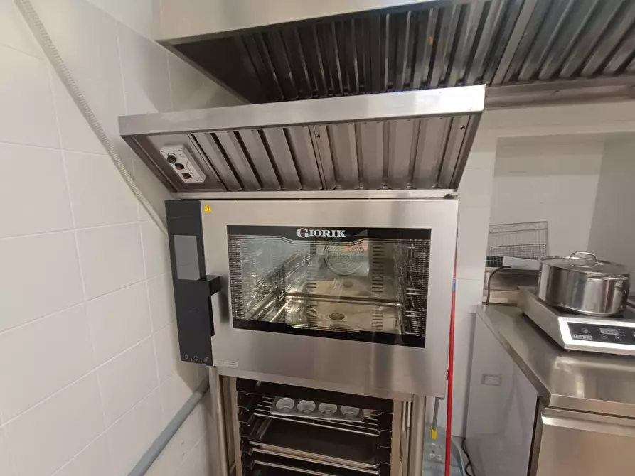 Immagine 7 di Locale commerciale in vendita  a Fano