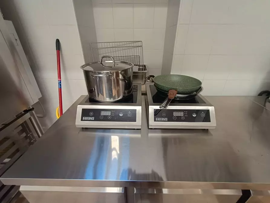 Immagine 8 di Locale commerciale in vendita  a Fano