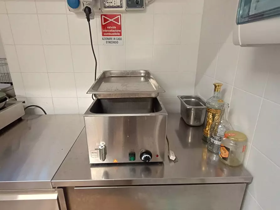 Immagine 9 di Locale commerciale in vendita  a Fano