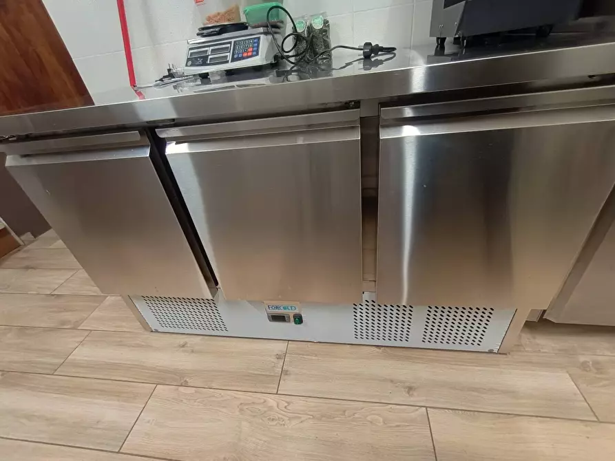 Immagine 10 di Locale commerciale in vendita  a Fano