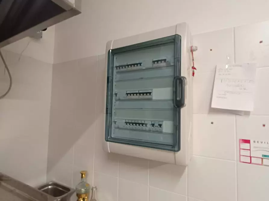 Immagine 15 di Locale commerciale in vendita  a Fano