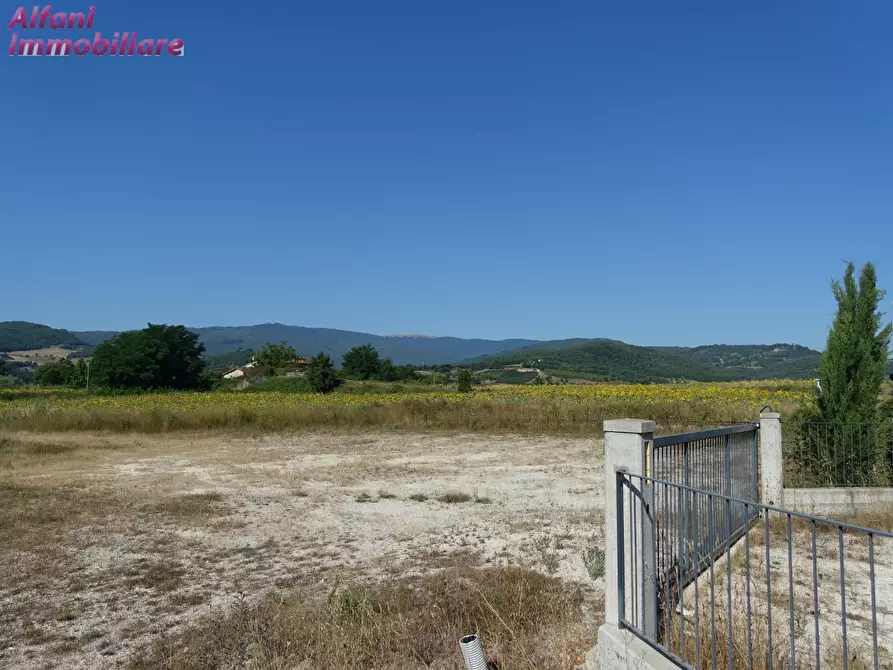 Immagine 3 di Locale commerciale in vendita  in LOC. BELLOSGUARDO a Bibbiena