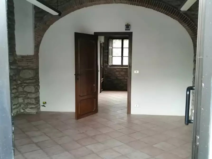 Immagine 1 di Locale commerciale in affitto  in P.zza V.Veneto a Castel San Niccolo'